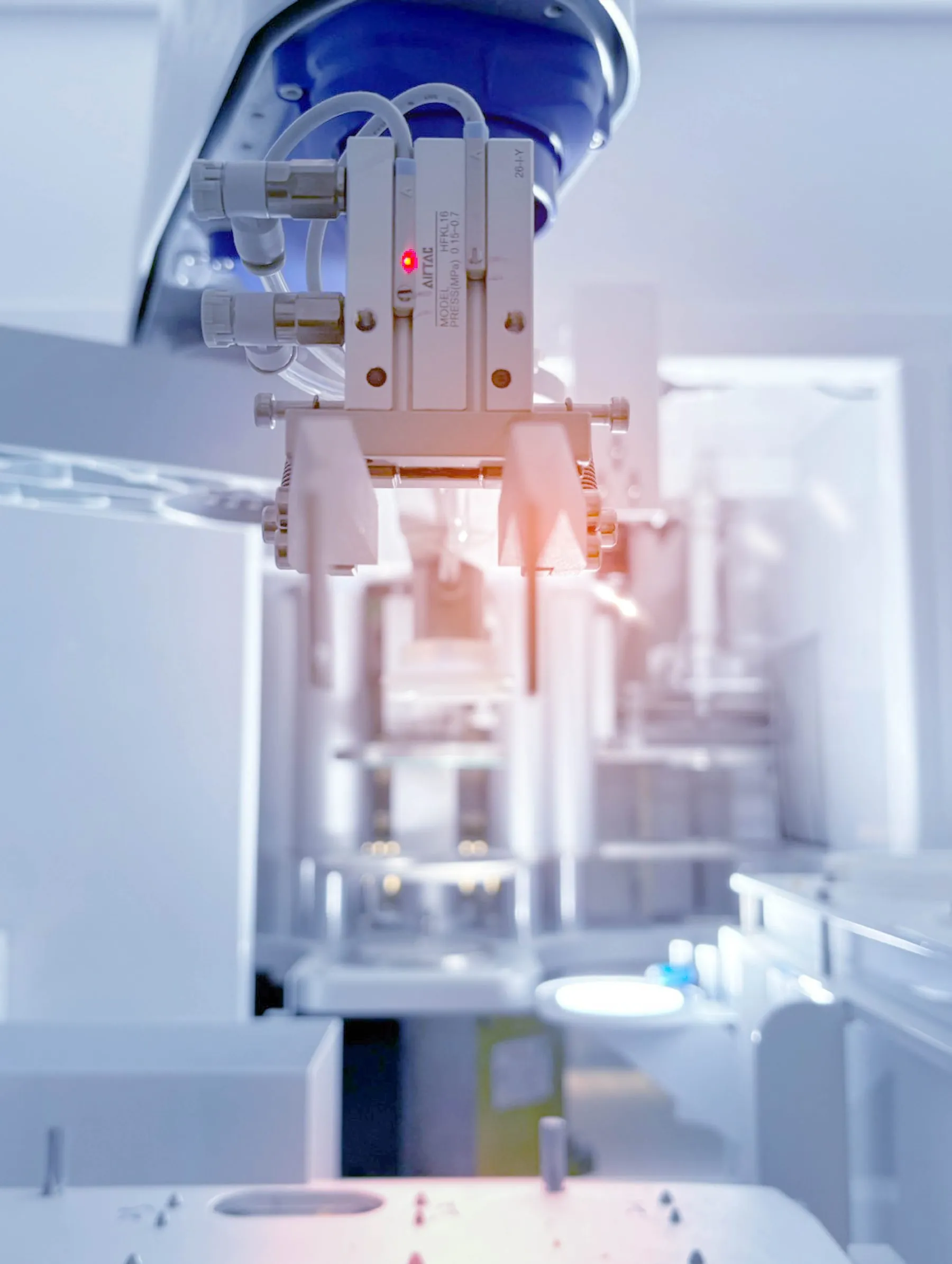 ya!smile 台灣本地 QMS 醫療器材廠內 AI 機械人自動化精密產線特寫，展示 SLA 3D 雷射列印與雷射融切工序